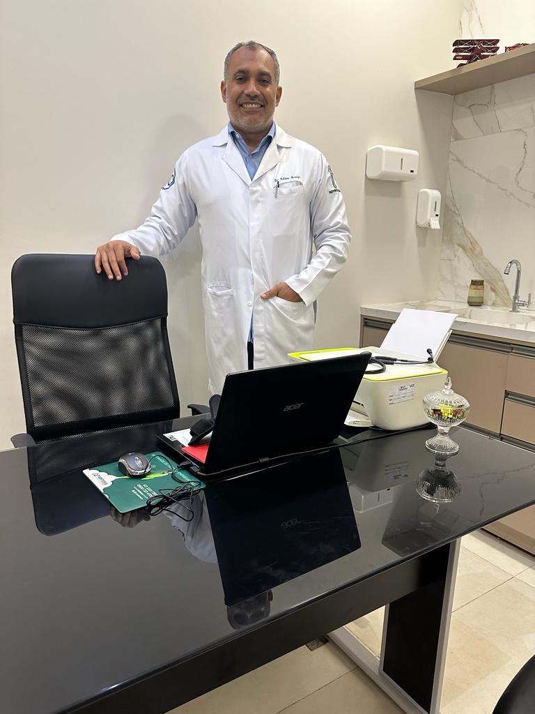 Dr. Edson Araújo com pacientes