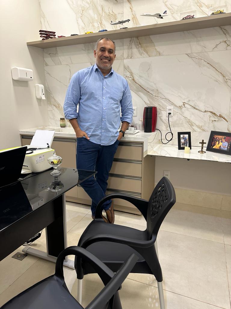 Dr. Edson Araújo com pacientes