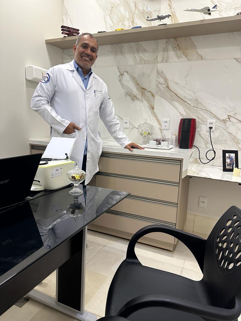 Dr. Edson Araújo com pacientes