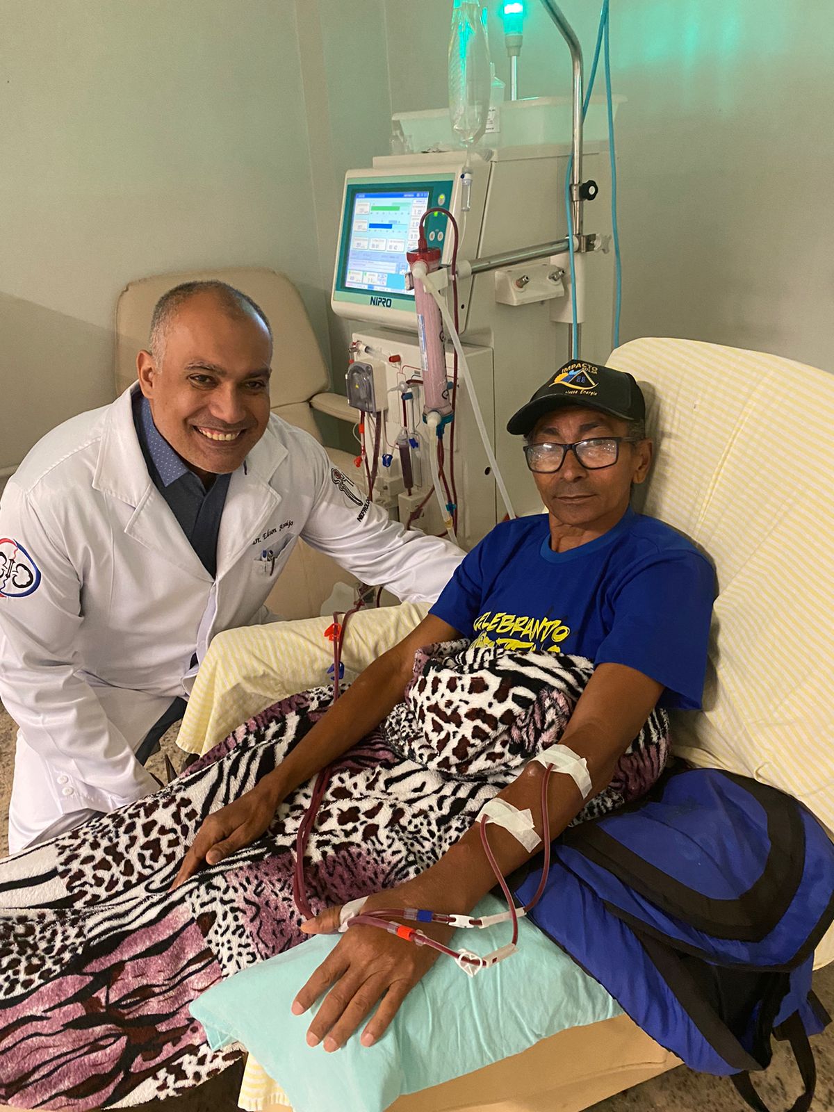 Dr. Edson Araújo com pacientes